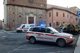 Cade in bici sul sagrato di Sant'Ilario