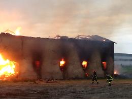Una cascina divorata da un incendio