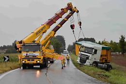 Autoarticolato fuori strada, autista ferito