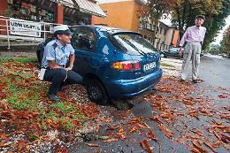 Il terreno cede, auto 'intrappolata'