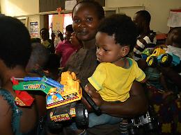 Pobic, 400 chili di giochi per i sorrisi dei bimbi nigeriani