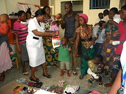 La distribuzione dei giochi all'ospedale nigeriano di Yenagoa
