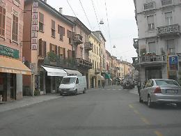 Pochi affari in corso Garibaldi, al pomeriggio molte saracinesche giù