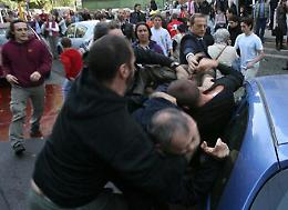 Scazzottata in piazza Duomo tra l'indifferenza dei presenti