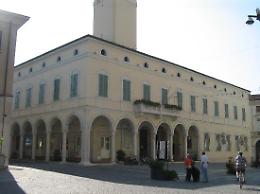 Un fulmine danneggia l'orologio civico