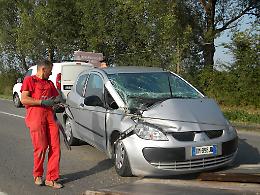 Auto contro trattore, ferito 93enne