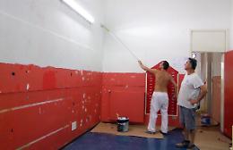 Braguti, operai al lavoro
Scuola a nuovo dopo i vandalismi 