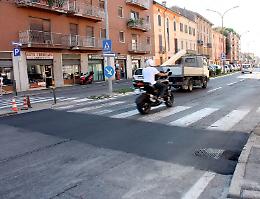 Via Dante, lavori e code
Crateri e marciapiede ko