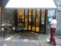 Bandito con pistola e coltello rapina la farmacia Zamboni