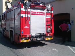Auto a fuoco sulla strada, coppia scende in fretta e si salva