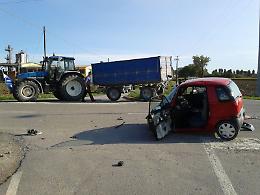 Collisione auto-trattore, un ferito