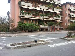 Palo abbattuto e residenti al buio, disagi per mesi