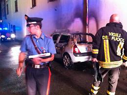 Auto in fiamme, l'ombra del dolo