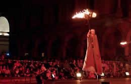 Lo show infuocato
della Compagnia dei Folli