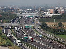 Sosta in autogrill, borseggiati in cinque
