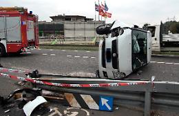 Auto si ribalta in mezzo alla Castelleonese