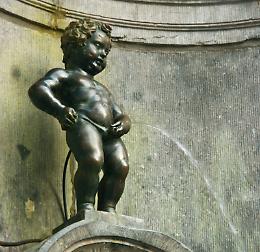 Fa pipì sui muri del Duomo, ammenda da 200 euro