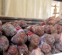 Buco nel muro per prendere salame e prosciutti