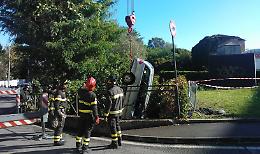 Sfonda la ringhiera e vola nel canale