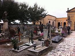 Rubati 200 vasetti di rame in due cimiteri