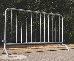 In via Calciati una transenna molto pericolosa per i pedoni