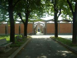 Cimitero devastato dai predoni, razzia di manufatti in rame