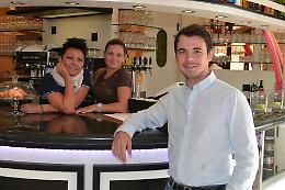 'Appiedato' dall'Alitalia, si reinventa come barista