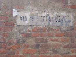 Via Aldo Protti, 
targhe fatte a pezzi