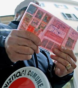 Alla guida senza patente e assicurazione e con revisione scaduta