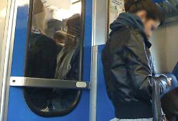 Viaggiatori stipati come sardine e una persona accusa un malore