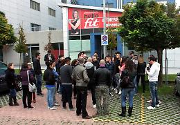 Mobilitazione e protesta davanti alla palestra Hello Fit