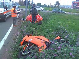 Schianto alla rotatoria, ferito un centauro 18enne