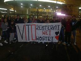 Uno striscione in ricordo di Vito