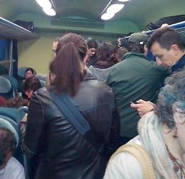 Un altro viaggio da sardine e una ragazza sviene sul treno
