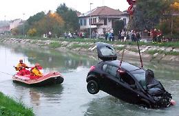 Scappa dai carabinieri e finisce con l'auto nel canale