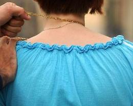 "Sono incinta, mi aiuti"
L'abbraccia e ruba la collana