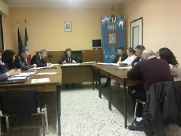 Residenti arrabbiati per l'acqua rossa