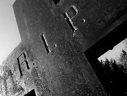 Avviso di sfratto anche ai morti, ma era proprio il caso di agire così?