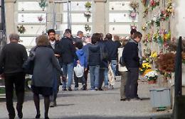 Ricordo e devozione, tanta gente nei cimiteri