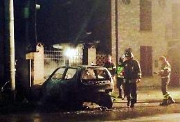 Auto in fiamme dopo lo schianto, 19enne salvo