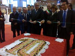 BonTà, dolce decennale
col taglio della torta