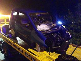Schianto contro un palo della luce con la minicar