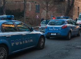 Ruba un pezzo di carne, fugge a torso nudo e dà in escandescenze: arrestato