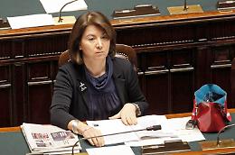 Roccella: "Utero in affitto non tutela minore"