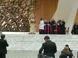Don Paolo Tonghini legge il Vangelo davanti al Papa