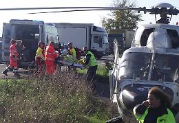 Caorso, camion di massi contro un'auto