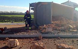 Camion di massi contro auto, la mamma non ce l'ha fatta