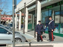 Pistola in faccia in farmacia, paura e via l'incasso