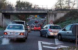 Sovrappasso di via Macallè chiuso, caos e code in via Piacenza