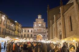 Via allo shopping natalizio, grande folla in città